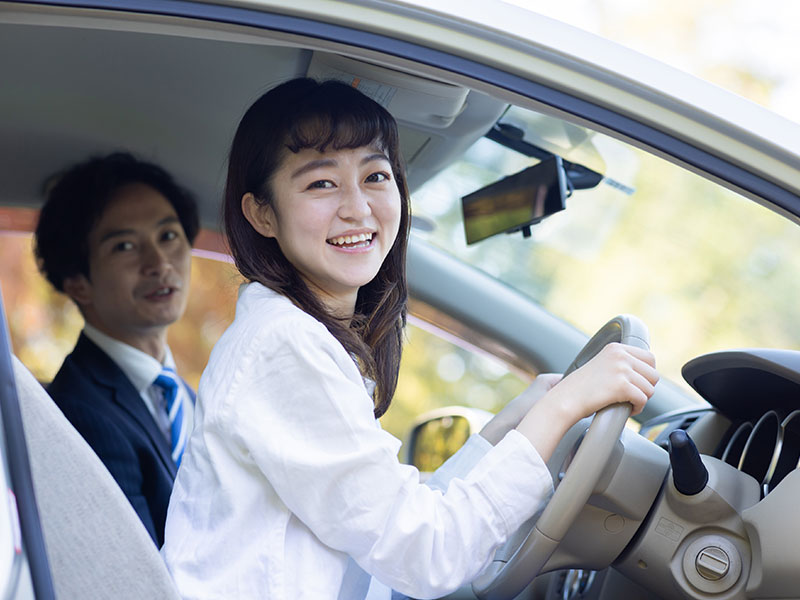 運転の練習をする女性