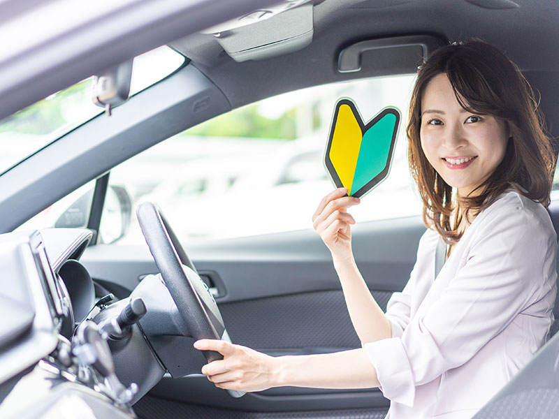 マイカーで運転の練習をする女性